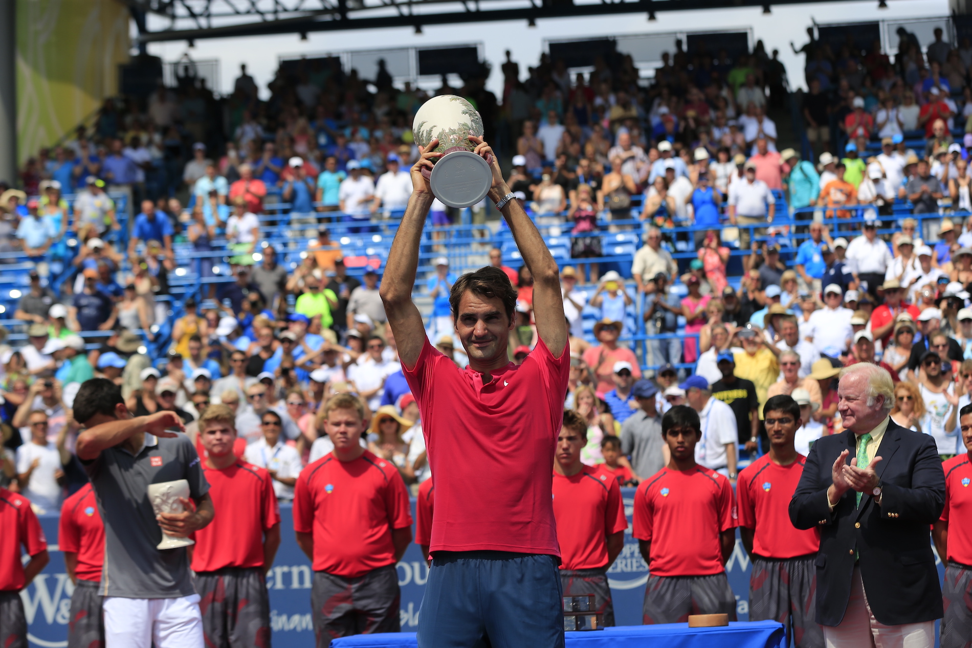 Federer posing with trophy